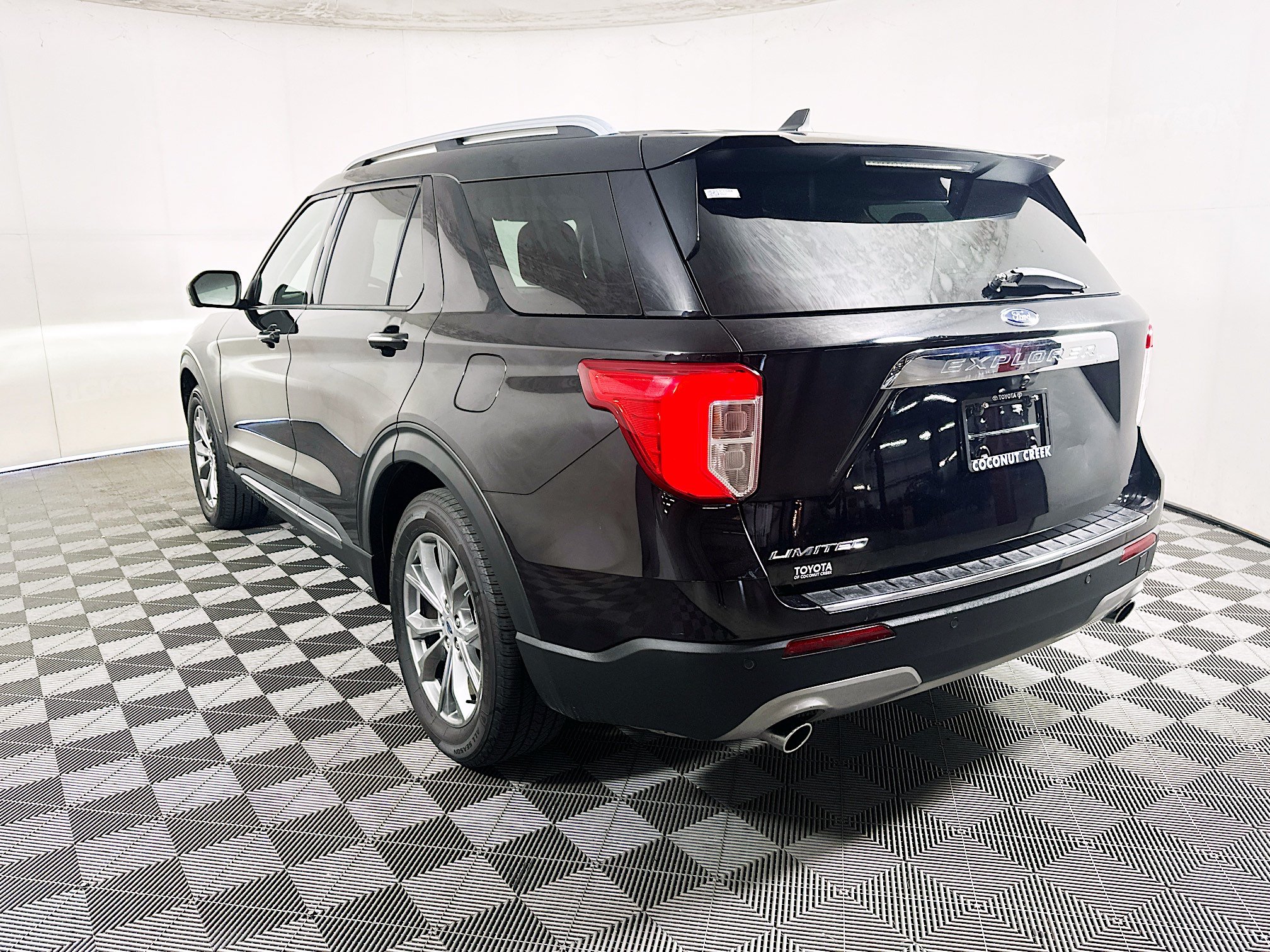 Used 2022 Ford Explorer Limited w/ Equipment Group 301A RWD image 5
