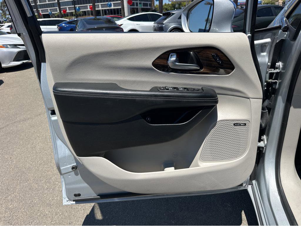 Used 2022 Chrysler Pacifica Limited image 15