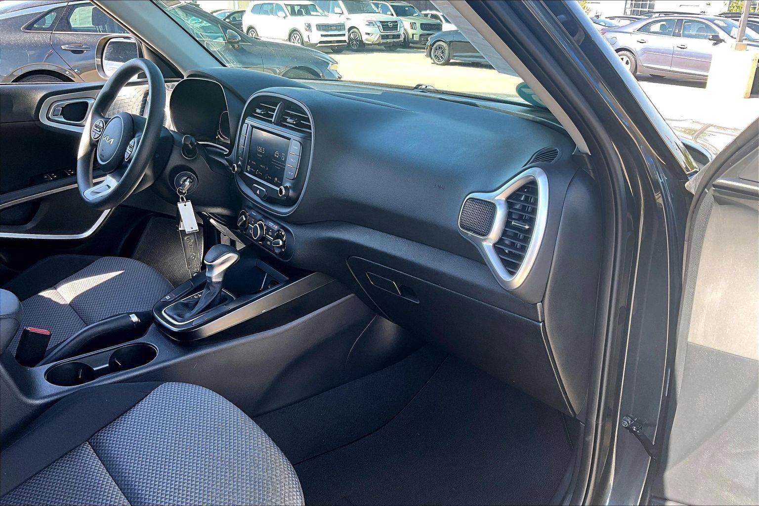 Used 2025 Kia Soul LX w/ LX Technology Package FWD image 26