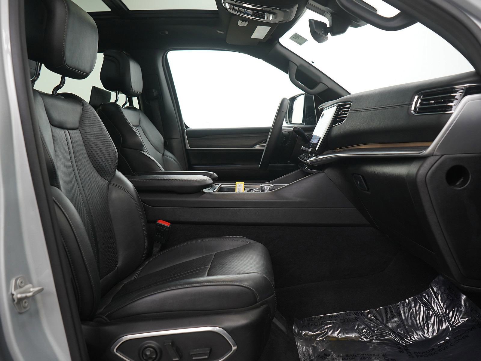 Used 2023 Jeep Wagoneer L Series II w/ Premium Group I image 12