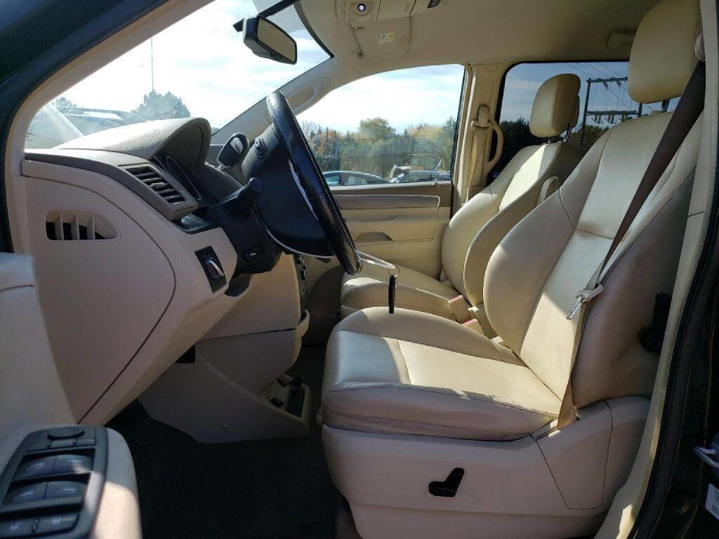 Used 2010 Volkswagen Routan SE image 8