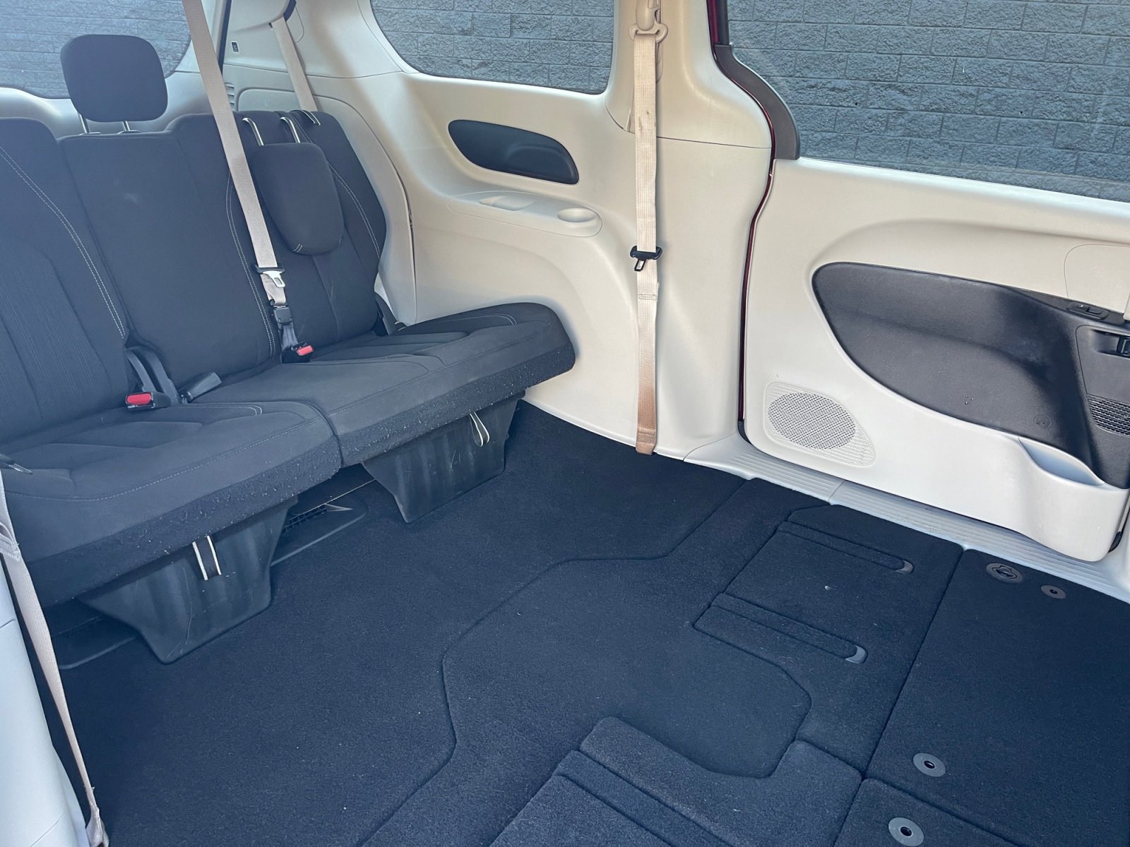 Used 2022 Chrysler Voyager LX image 20