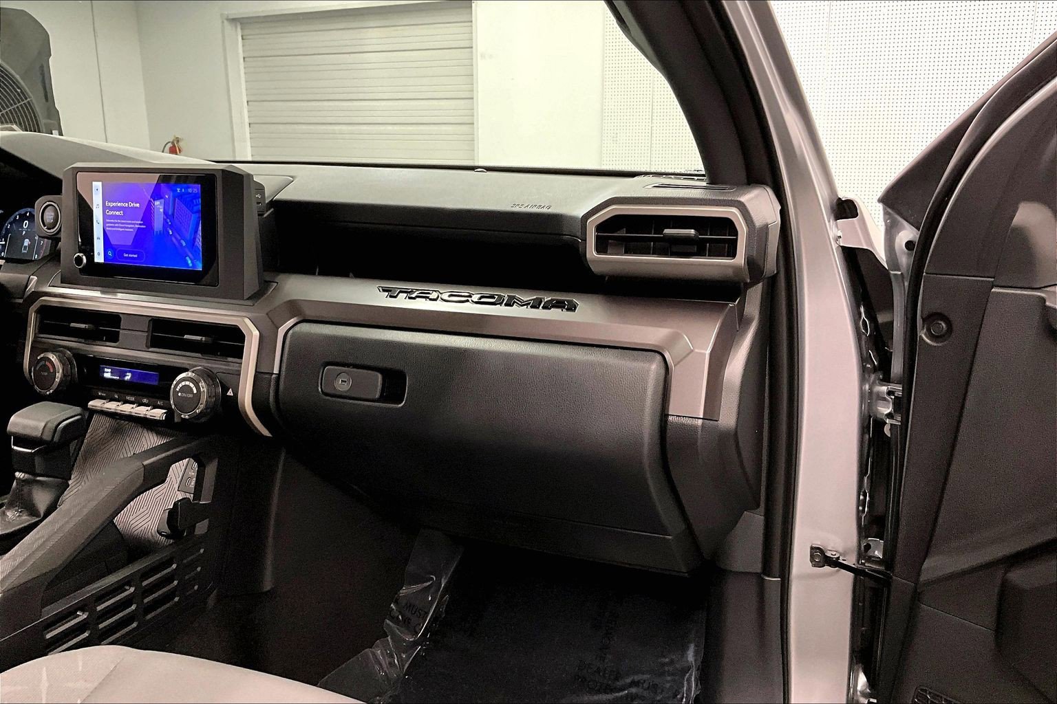 Used 2025 Toyota Tacoma SR5 AWD/4WD image 18
