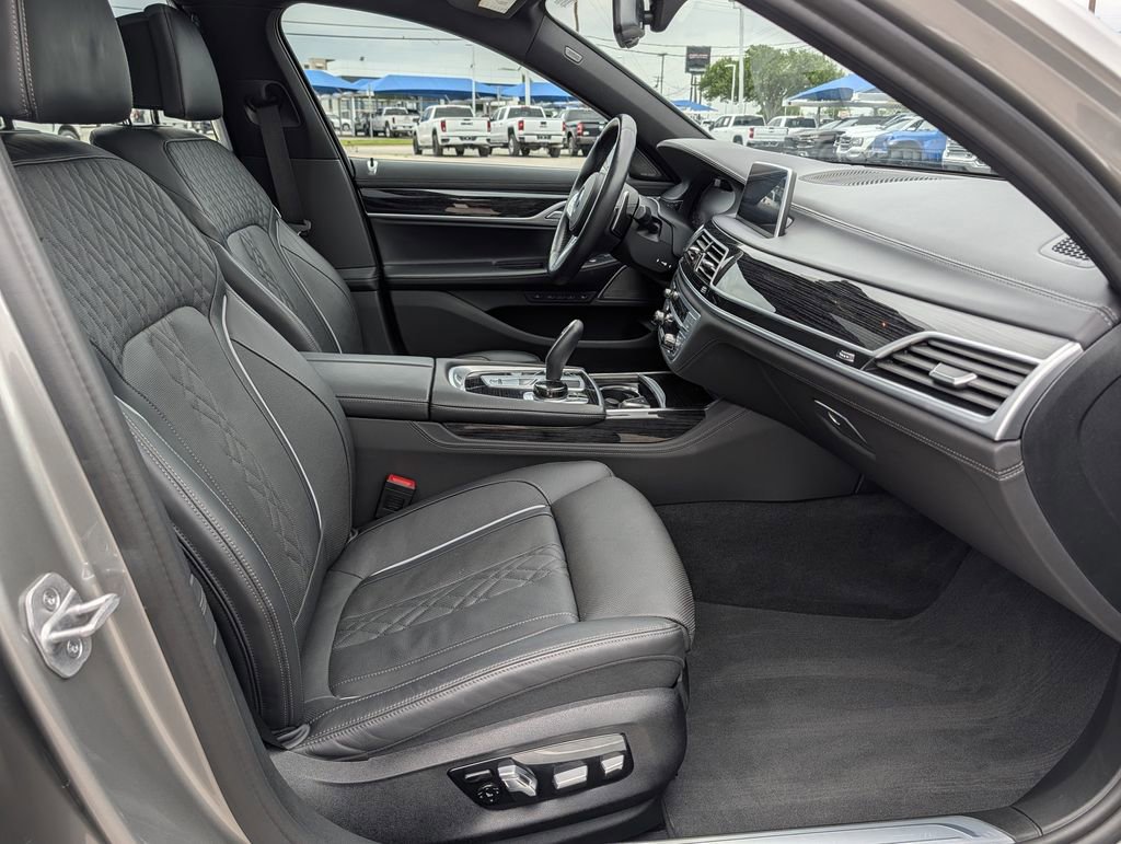 Used 2022 BMW 740i xDrive w/ M Sport Package image 36