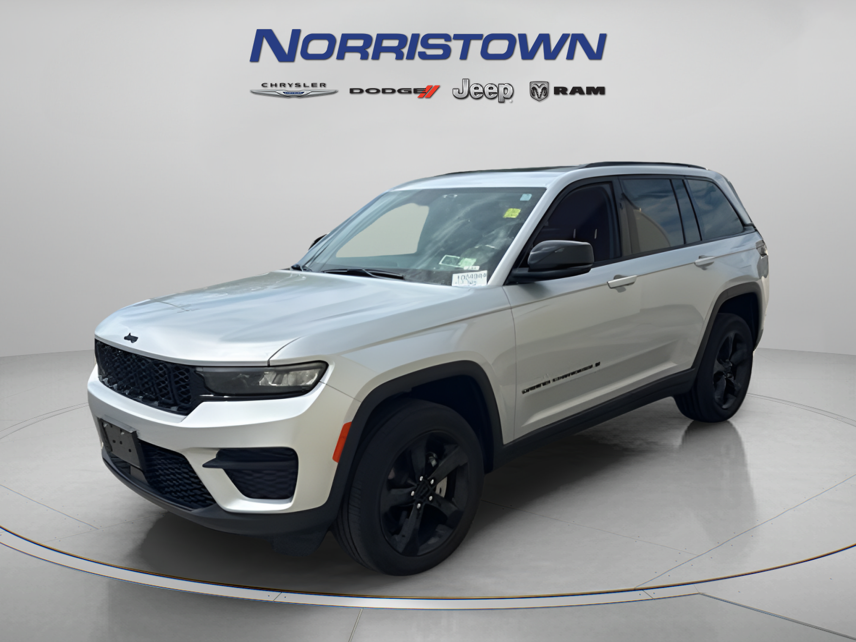 Used 2023 Jeep Grand Cherokee Altitude AWD/4WD image 3