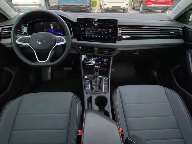 Used 2025 Volkswagen Jetta SE FWD image 25