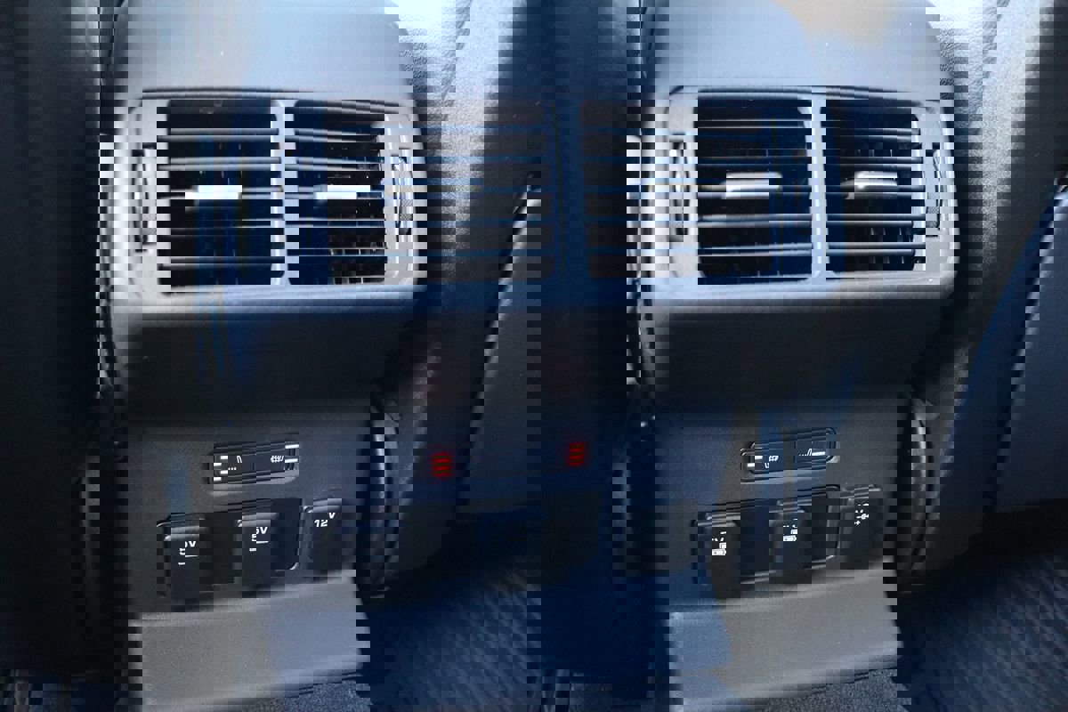 Used 2018 Land Rover Range Rover Velar R-Dynamic SE image 44