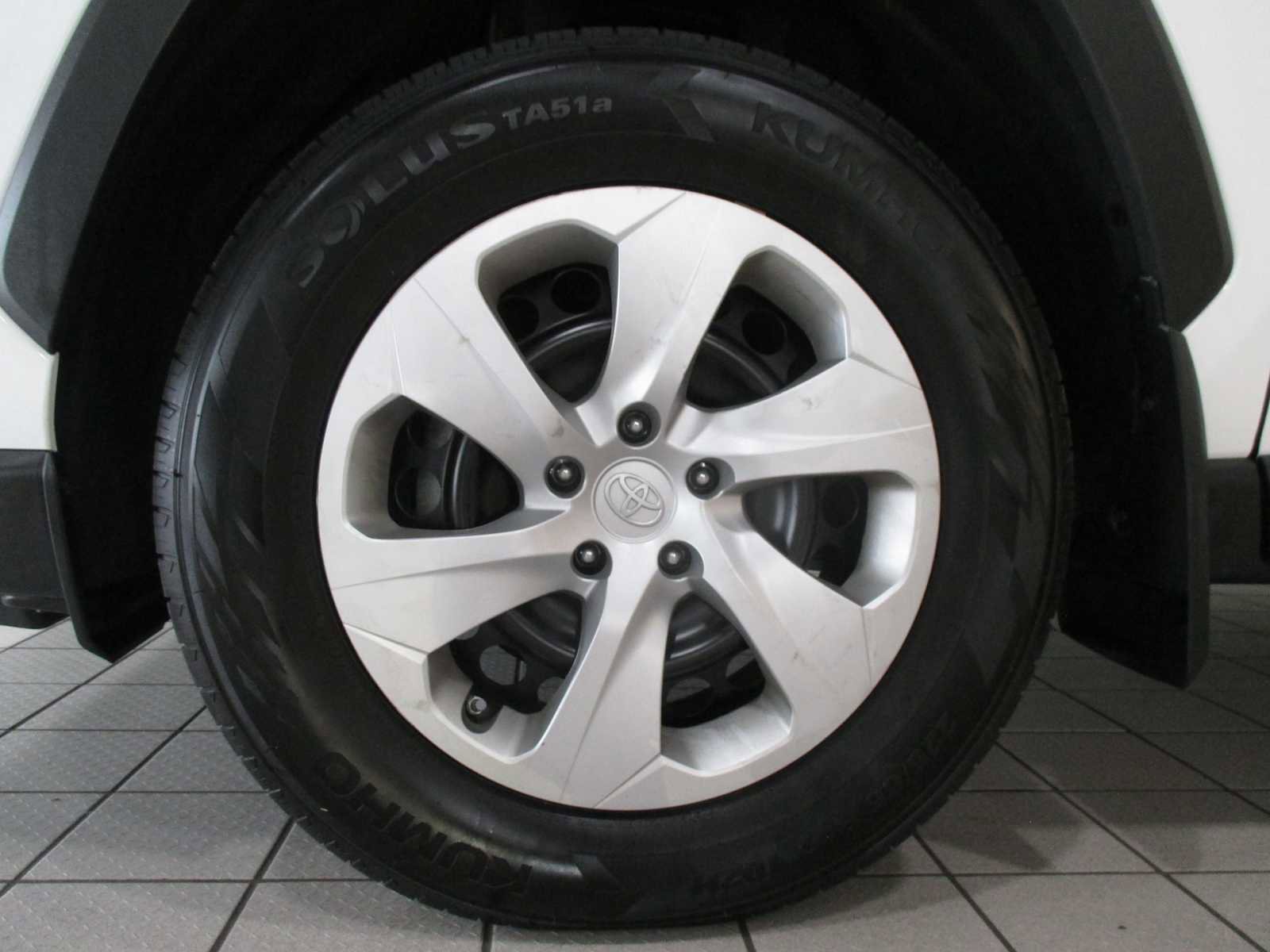 Used 2022 Toyota RAV4 LE image 16