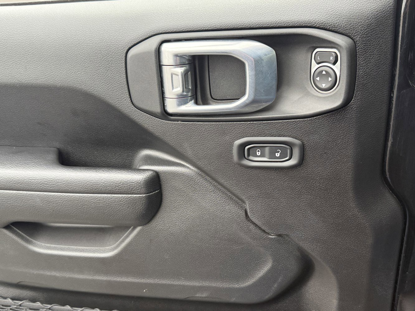 Used 2023 Jeep Wrangler Sport S image 19