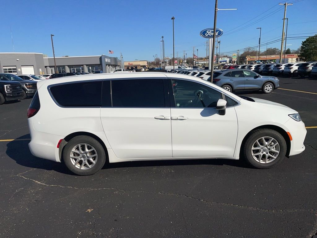 Used 2023 Chrysler Pacifica Touring image 4