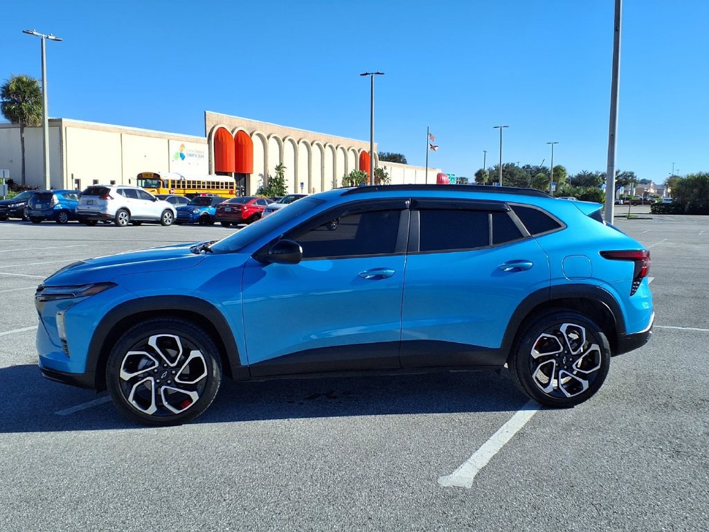 Used 2025 Chevrolet Trax RS w/ Sunroof Package FWD image 4