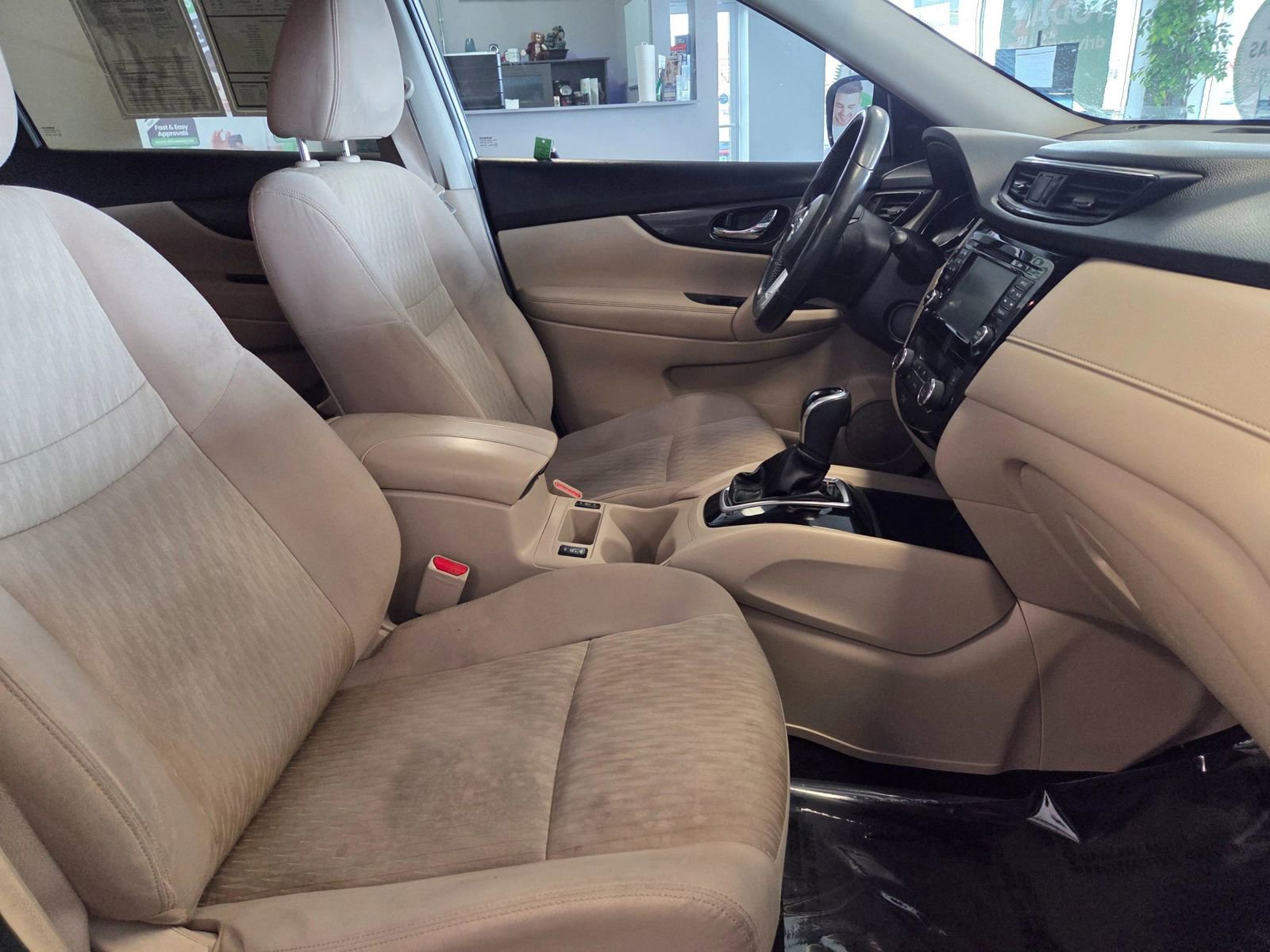 Used 2017 Nissan Rogue SV w/ SV Premium Package image 48