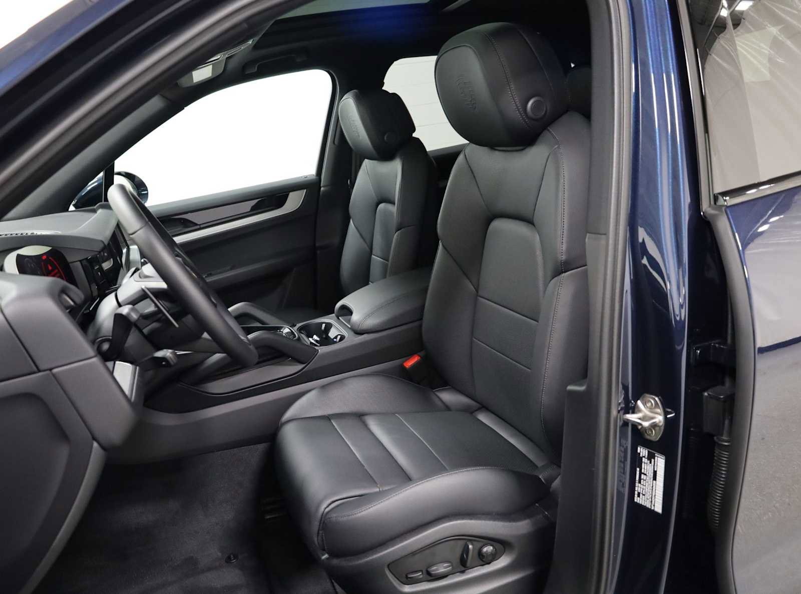Certified 2025 Porsche Cayenne image 5