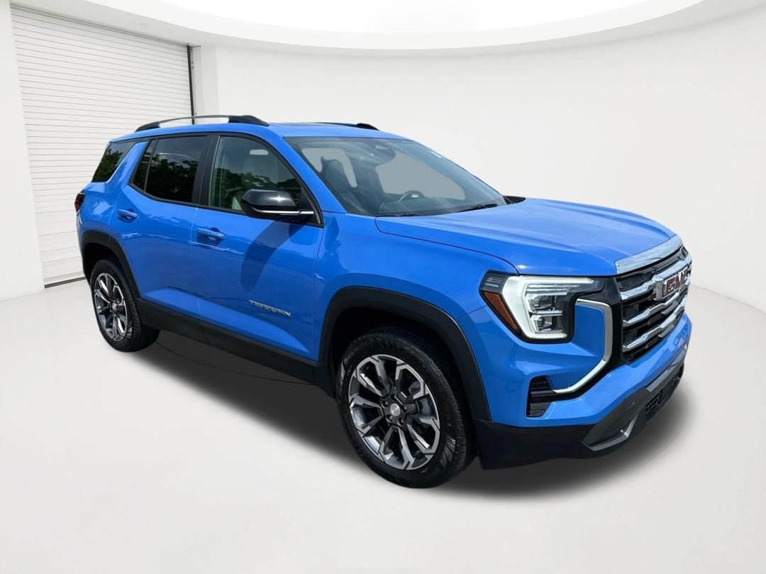 Used 2025 GMC Terrain Elevation w/ Elevation Premium Package AWD/4WD image 3