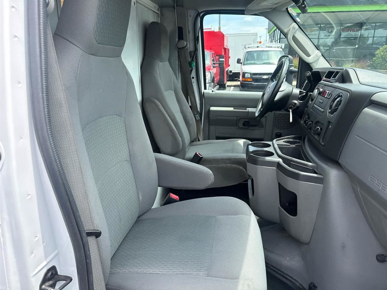 Used 2016 Ford E-450 and Econoline 450 Super Duty w/ Exterior Upgrade Package RWD image 19