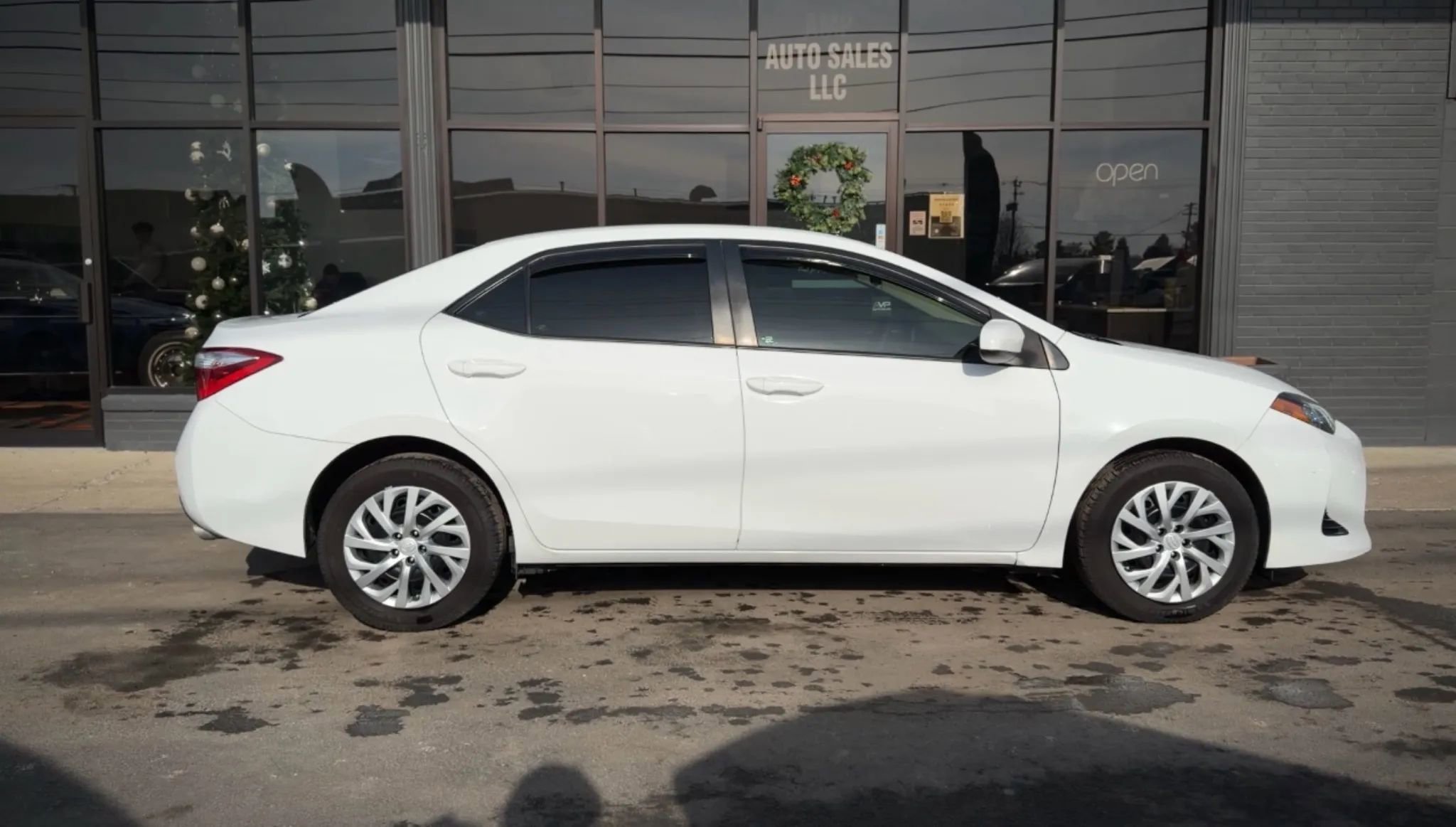 Used 2017 Toyota Corolla SE image 2