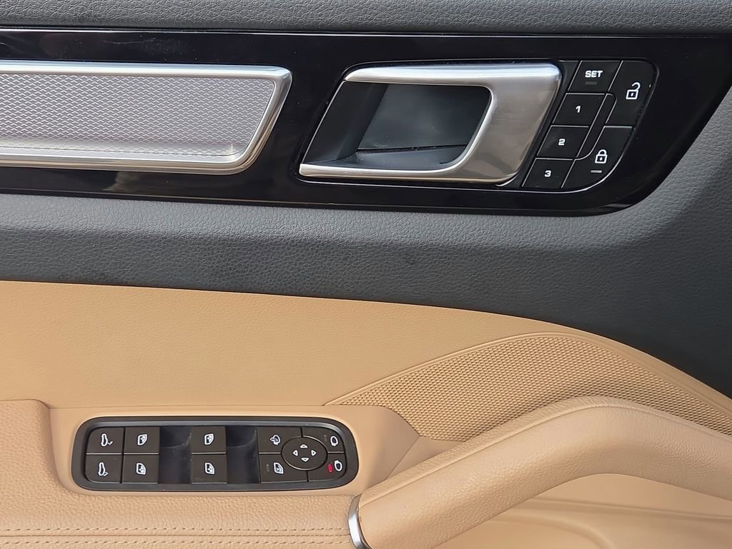 Certified 2023 Porsche Cayenne Platinum Edition AWD/4WD image 7