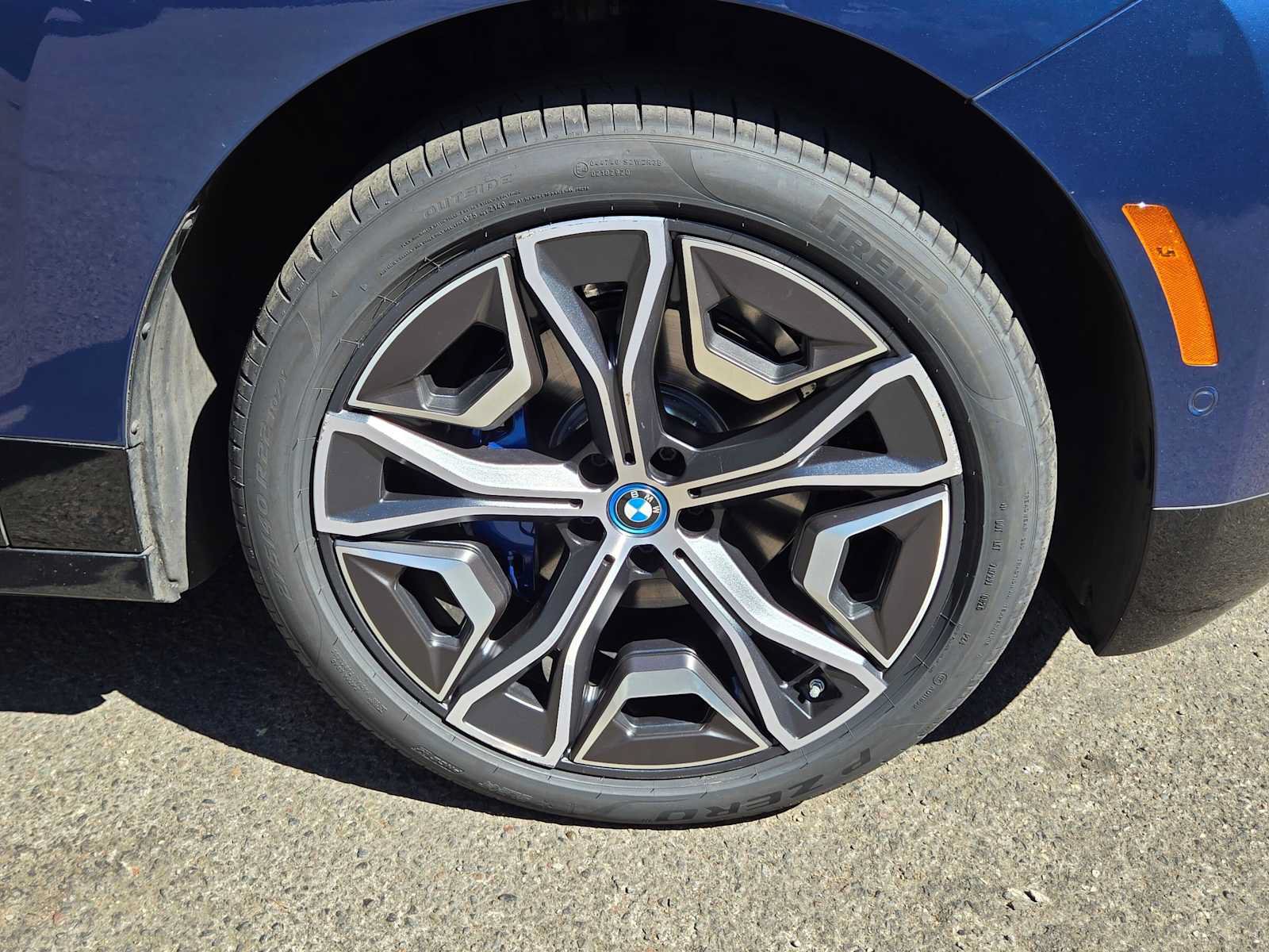 Used 2024 BMW iX xDrive50 w/ Premium Package AWD/4WD image 9