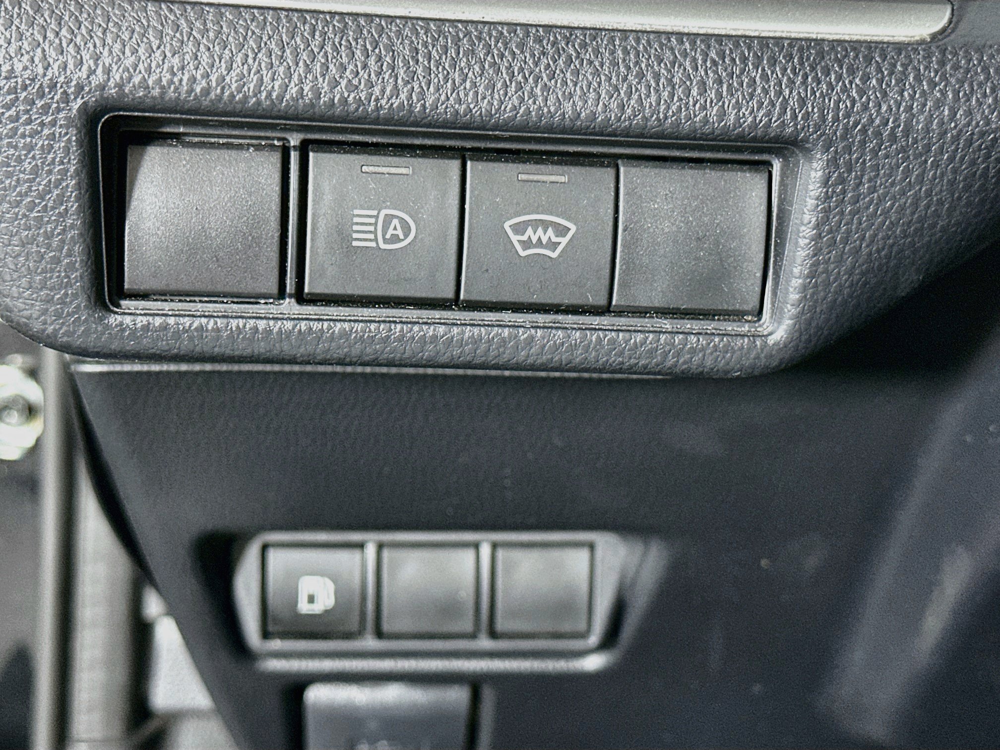 Used 2025 Toyota Prius LE FWD image 17