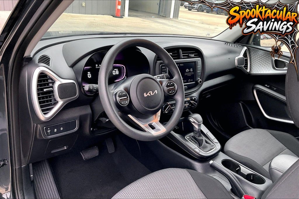 Used 2025 Kia Soul LX w/ LX Technology Package FWD image 13