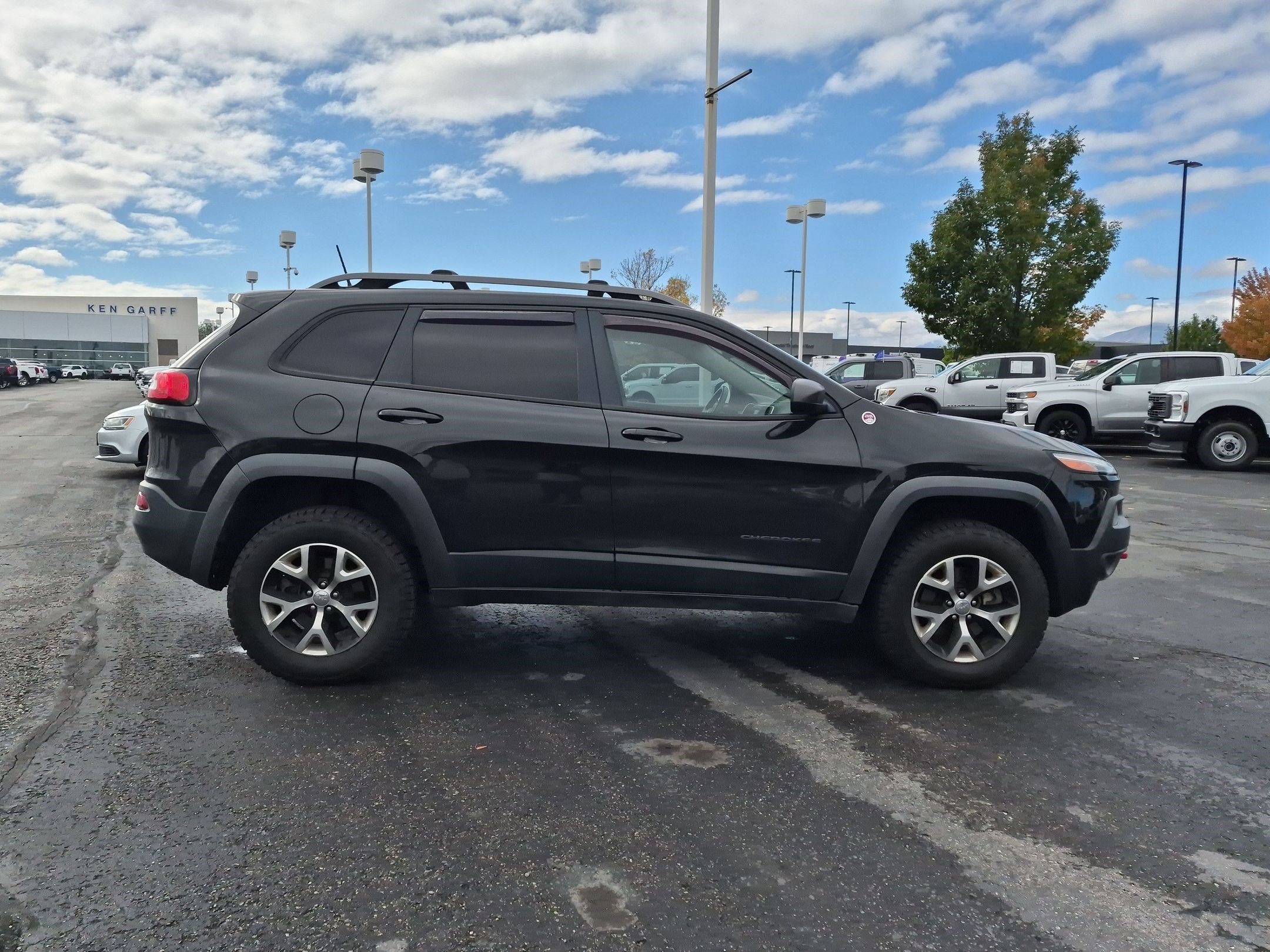 Used 2016 Jeep Cherokee Trailhawk w/ Cold Weather Group AWD/4WD image 2