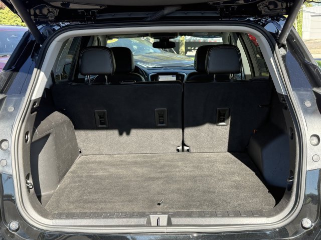 Used 2023 GMC Terrain SLT w/ Infotainment Package II AWD/4WD image 28
