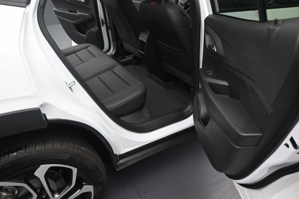 Used 2025 Chevrolet Trax RS w/ Sunroof Package FWD image 14