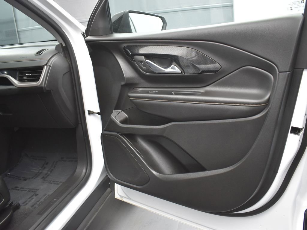 Used 2023 GMC Terrain AT4 image 25