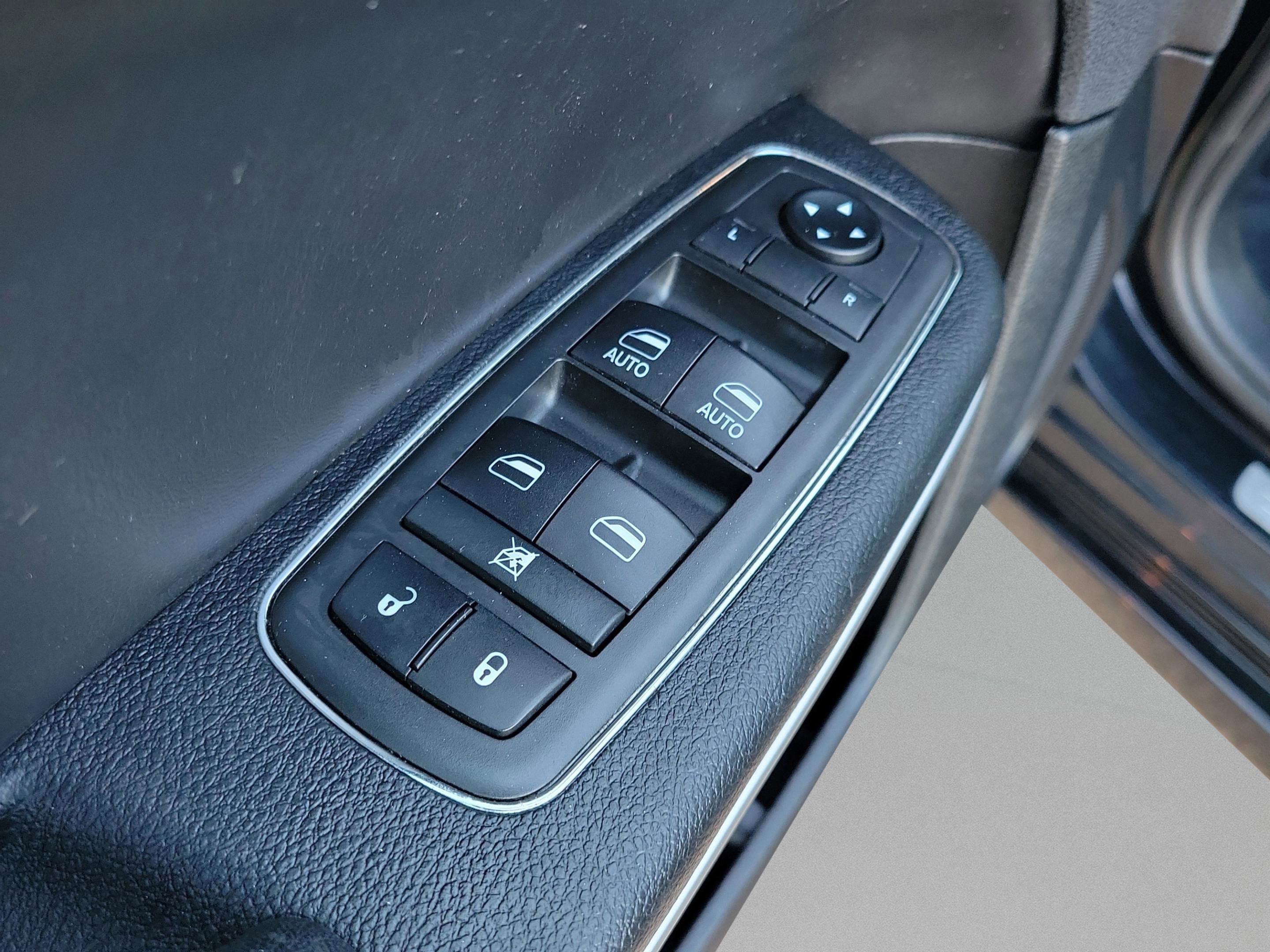 Used 2019 Chrysler 300 Limited image 17