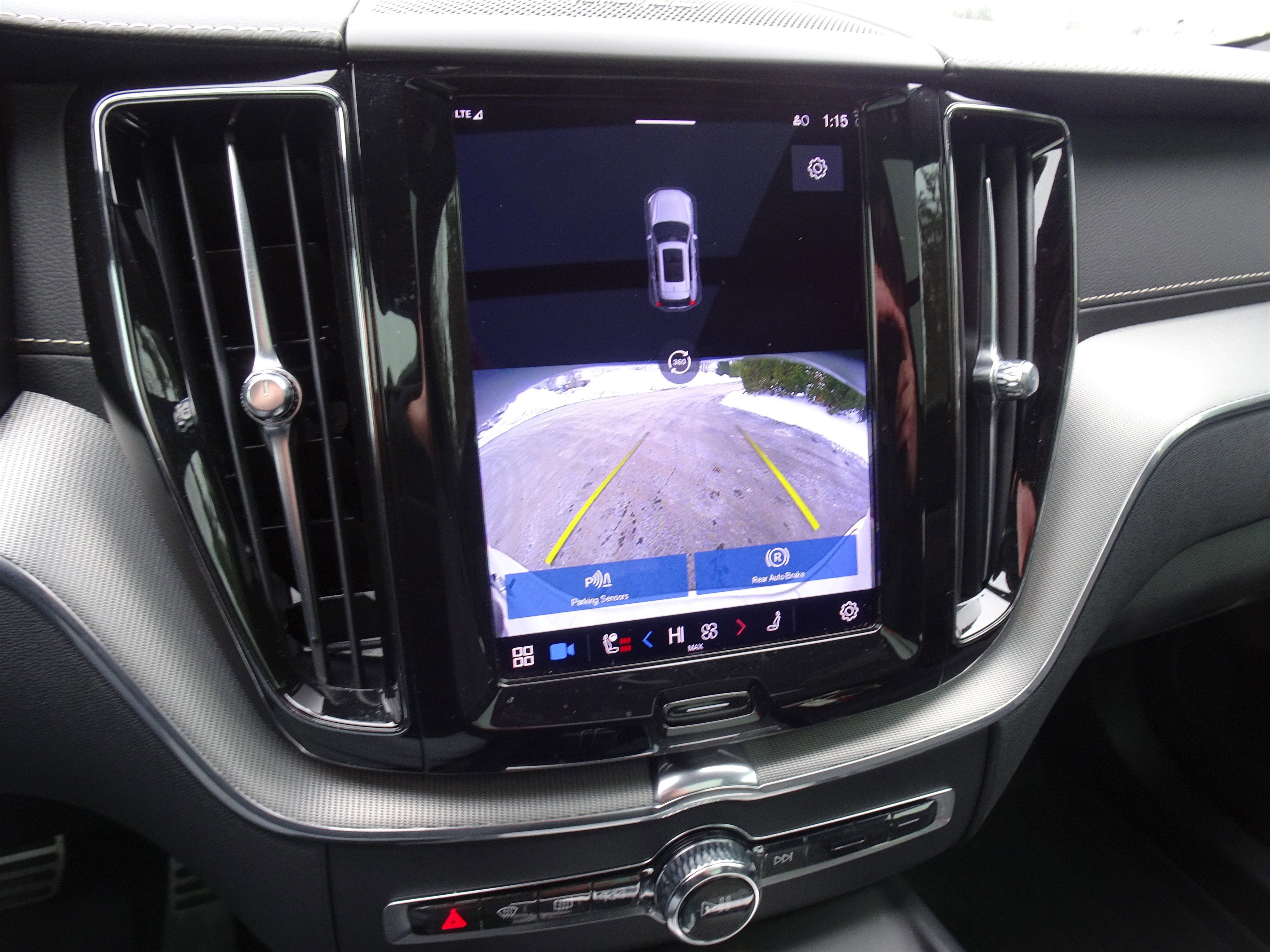 Used 2022 Volvo XC60 B6 R-Design w/ Advanced Package image 29