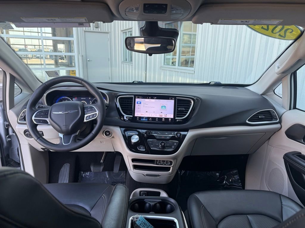 Used 2024 Chrysler Pacifica Touring-L image 11