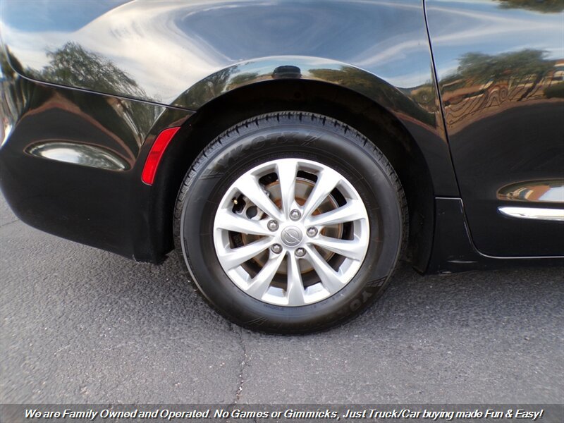 Used 2018 Chrysler Pacifica Touring-L FWD image 55