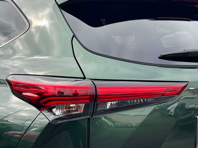 Used 2023 Toyota Highlander XLE AWD/4WD image 10