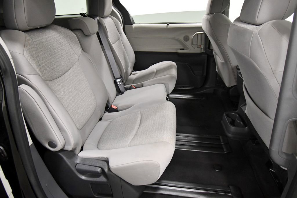Used 2024 Toyota Sienna LE FWD image 17