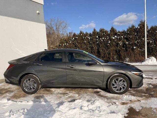 Used 2025 Hyundai Elantra Blue video 2