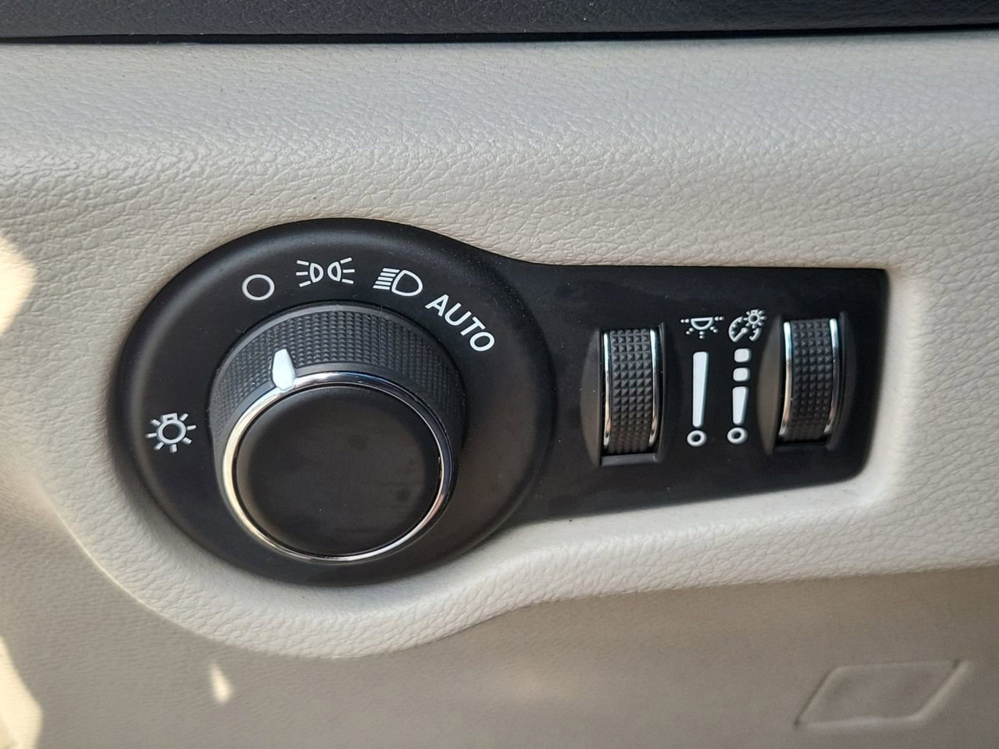 Used 2020 Chrysler Voyager Lxi image 25