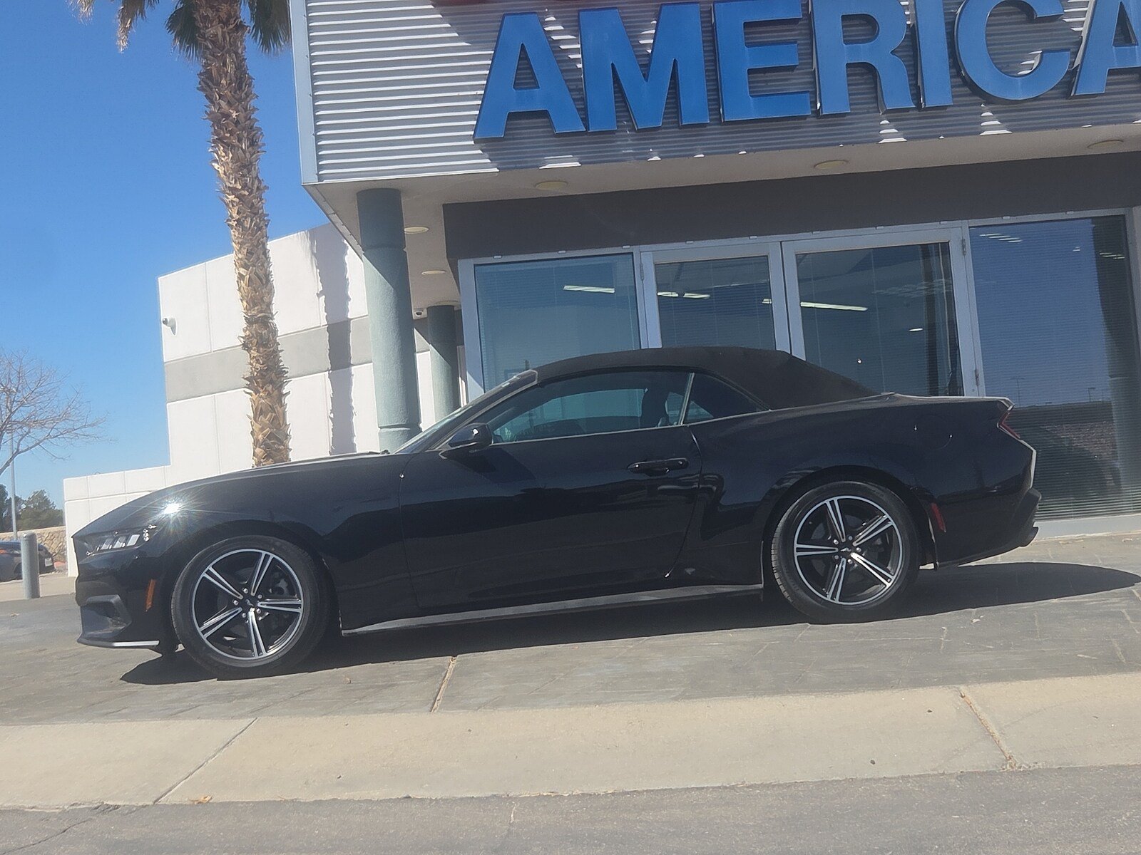 Used 2024 Ford Mustang Convertible RWD image 3