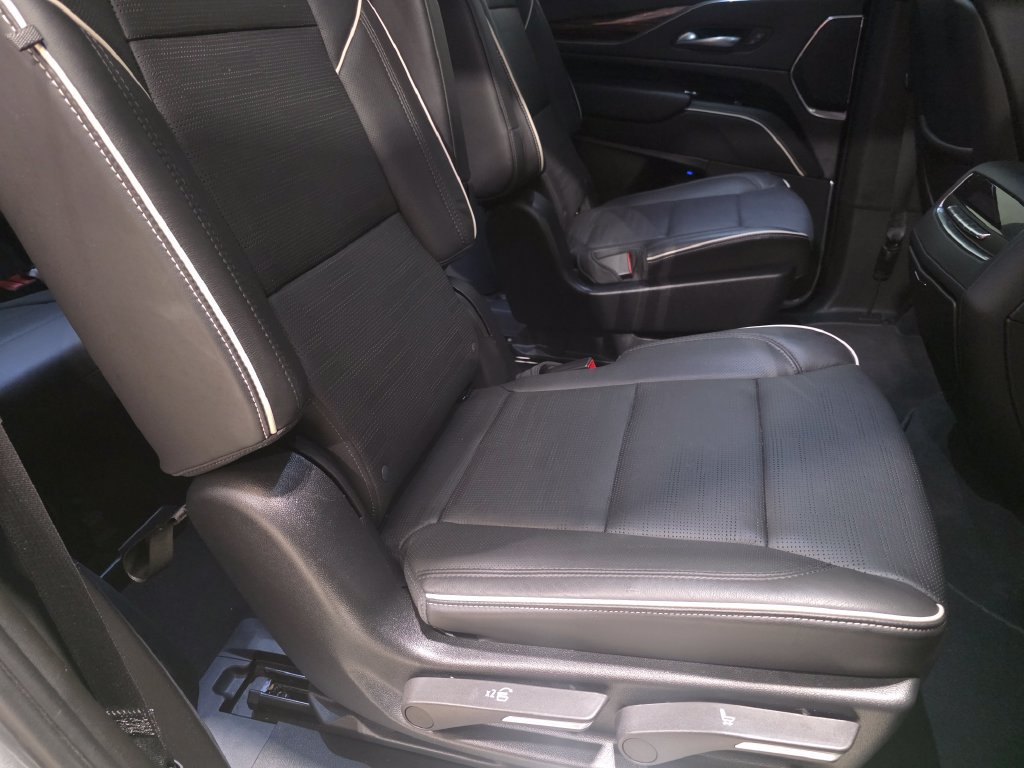 Used 2023 Cadillac Escalade Premium Luxury AWD/4WD image 13