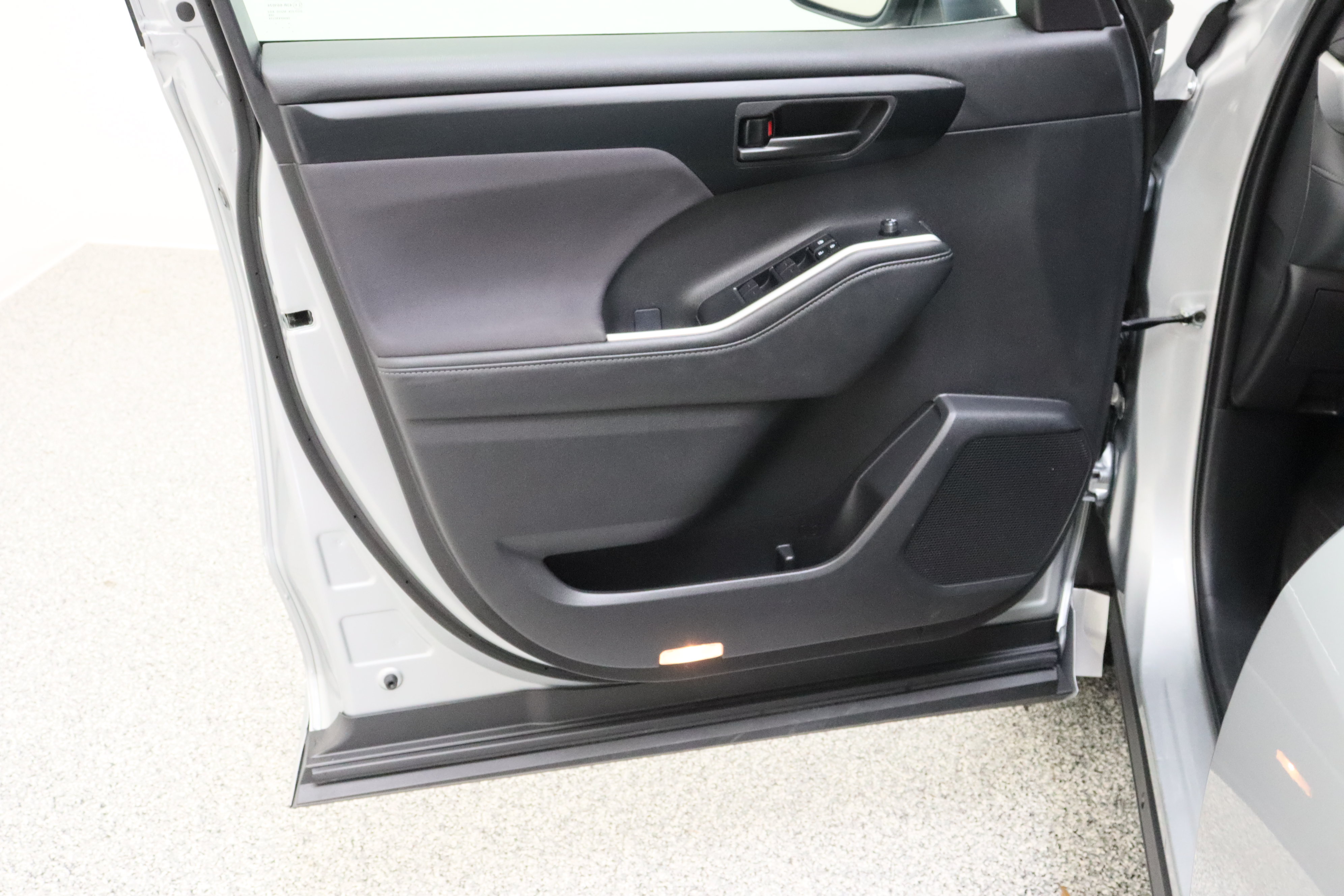 Certified 2025 Toyota Highlander LE FWD image 12