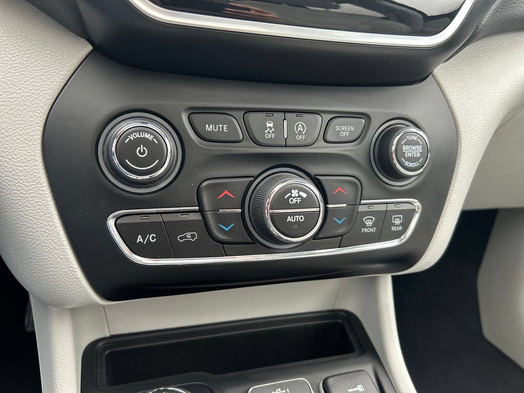 Used 2021 Jeep Cherokee Limited AWD/4WD image 29