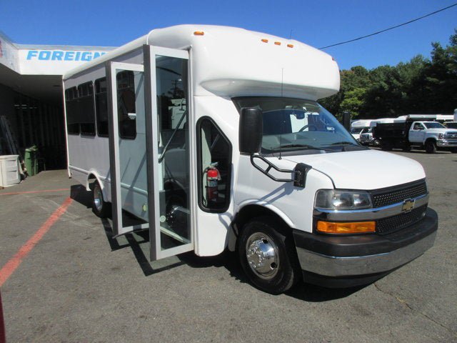 Used 2022 Chevrolet Express 3500 w/ Shuttle Bus Package RWD image 6
