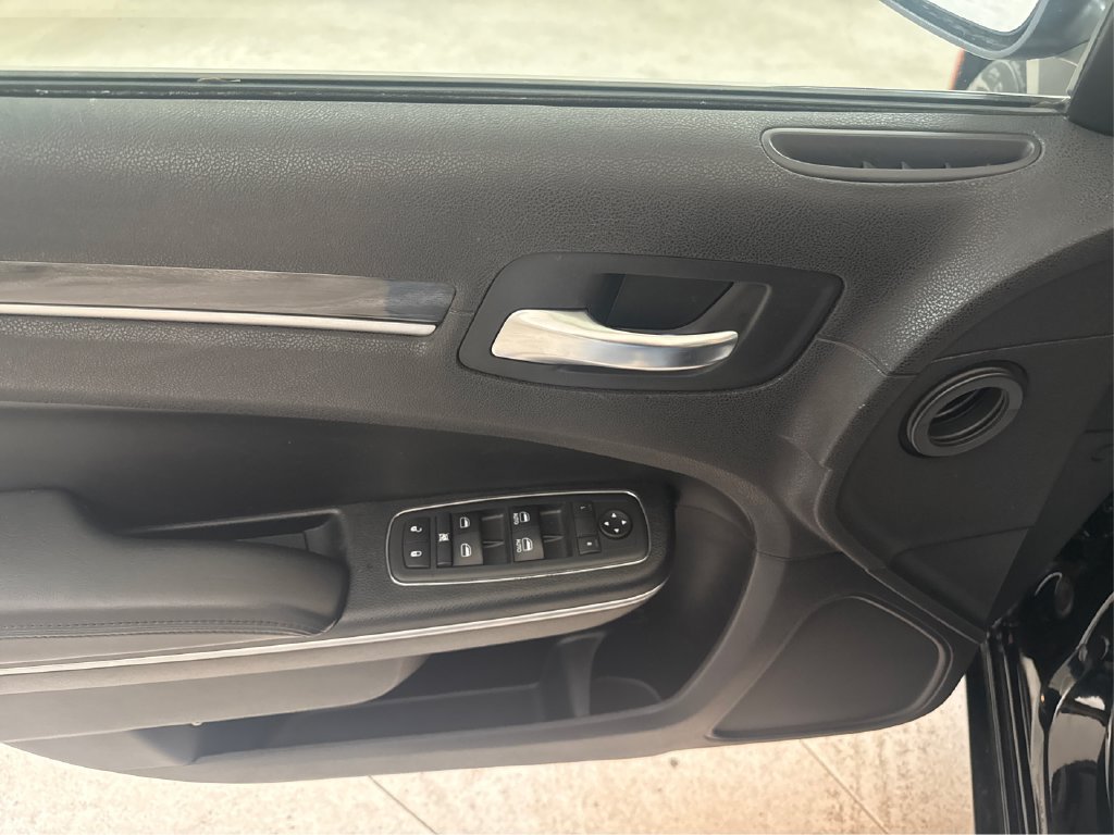 Used 2018 Chrysler 300 Touring RWD image 32