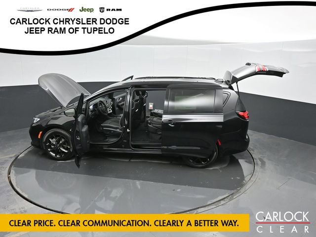 New 2026 Chrysler Pacifica Limited w/ Uconnect Theater Family Group image 59