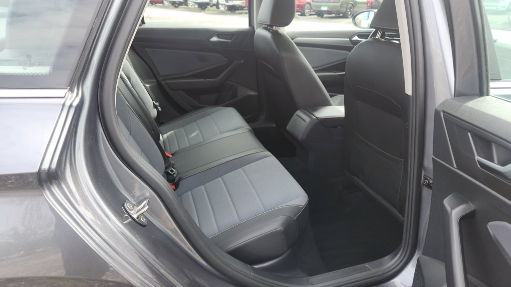 Used 2025 Volkswagen Jetta SE FWD image 13