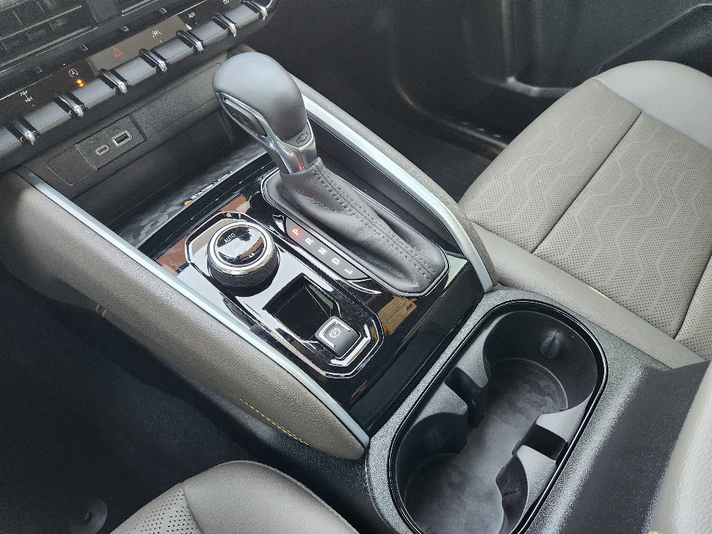 Used 2025 Chevrolet Colorado ZR2 w/ Technology Package image 9