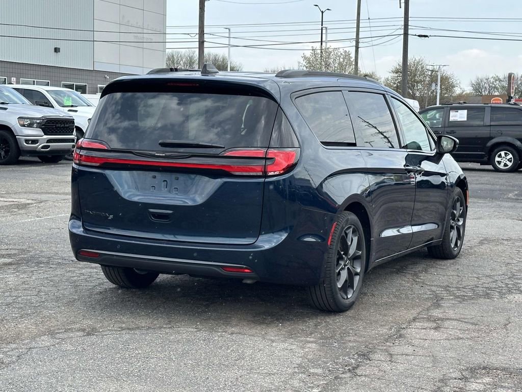 Used 2023 Chrysler Pacifica Touring-L w/ S Appearance Package FWD image 4
