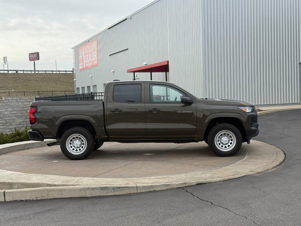 Used 2024 Chevrolet Colorado W/T image 2
