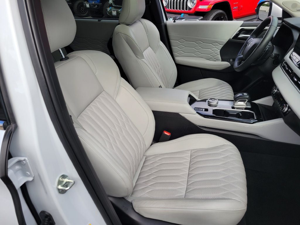 Used 2025 Mitsubishi Outlander AWD image 18