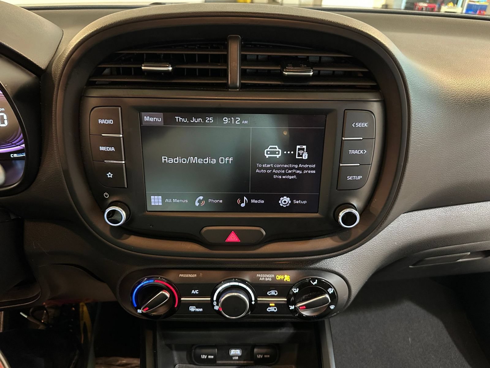 Used 2025 Kia Soul LX w/ LX Technology Package FWD image 17