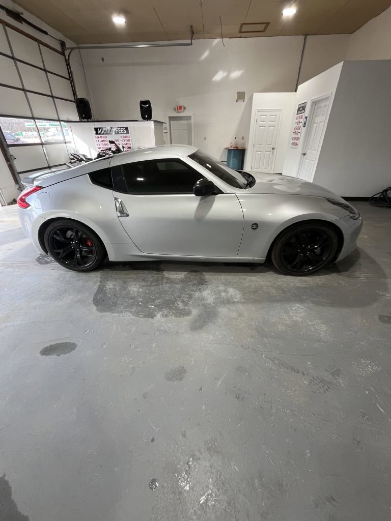 Used 2009 Nissan 370Z Touring w/ Sport Pkg image 2